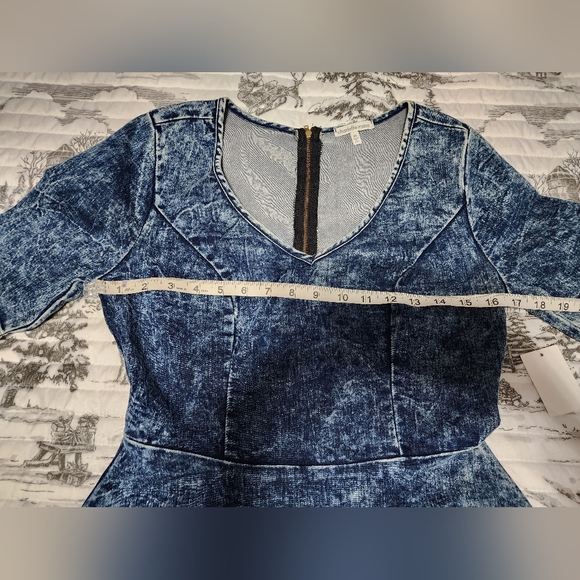 CHARLOTTE RUSSE DENIM ACID WASH SHORT SLEEVE FIT FLARE DRESS STRETCH V NECK - Picture 3 of 8